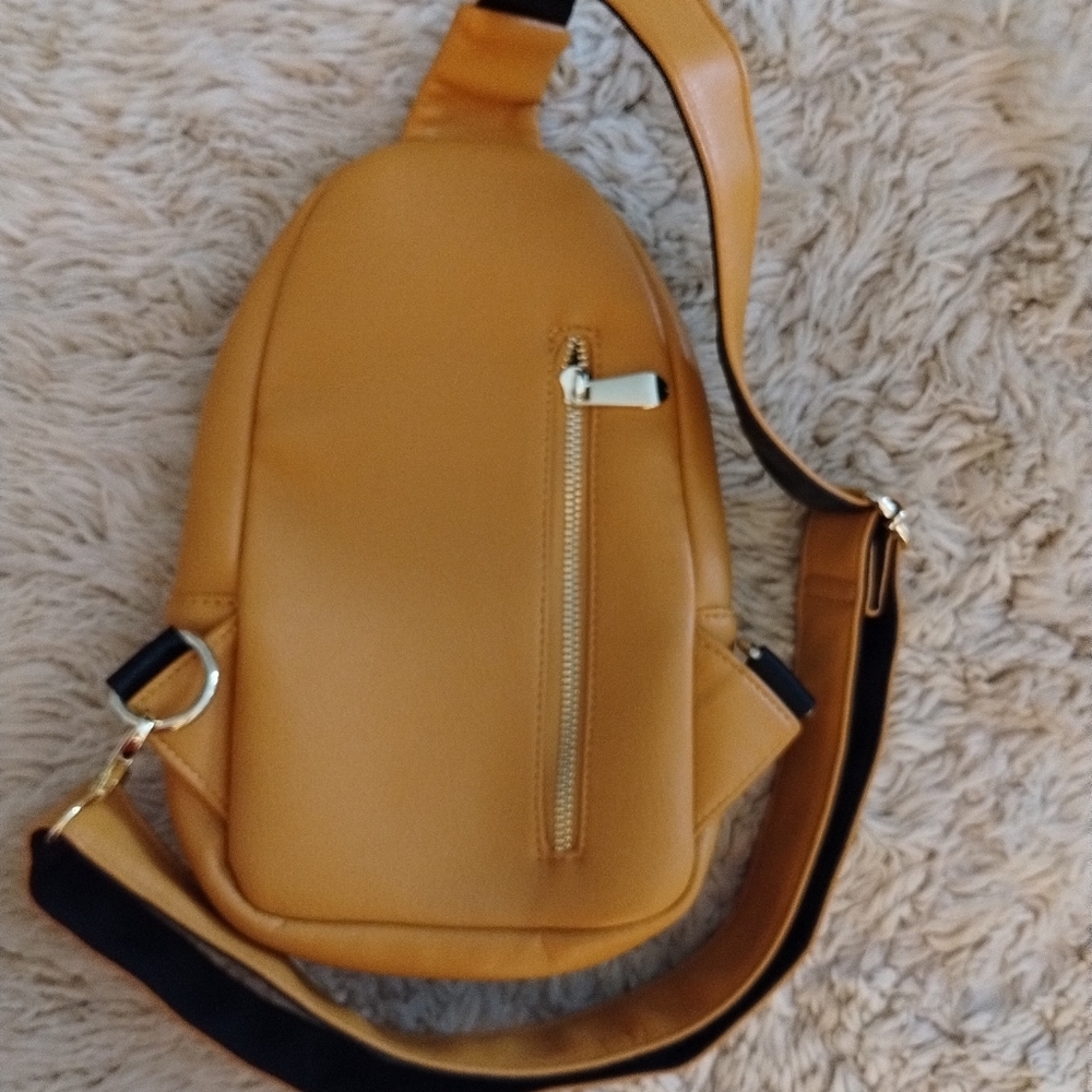 NWOT INICAT 5-Way Crossbody Sling Waist or Shoulder Bag - Picture 4 of 17